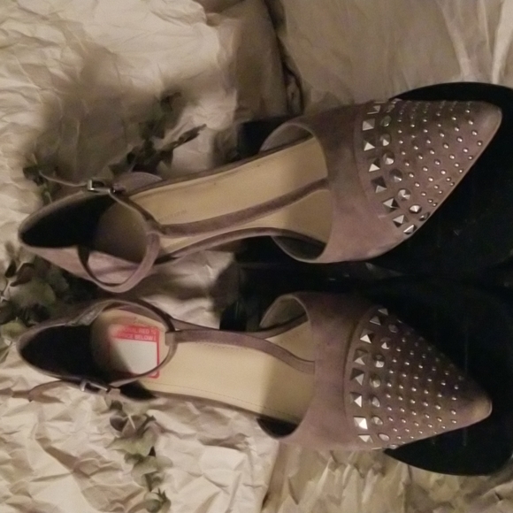 ☆☆Final Price☆☆     BCBGeneration Gray Suede Ankle Strap Heels Size 10M - Picture 2 of 10